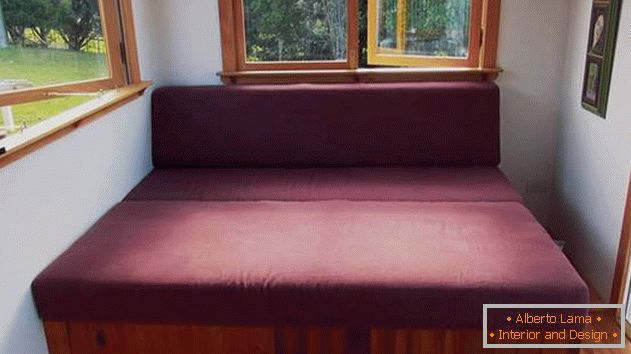 Design eines kleinen privaten Hauses: Sofa с передвижными ящиками для хранения