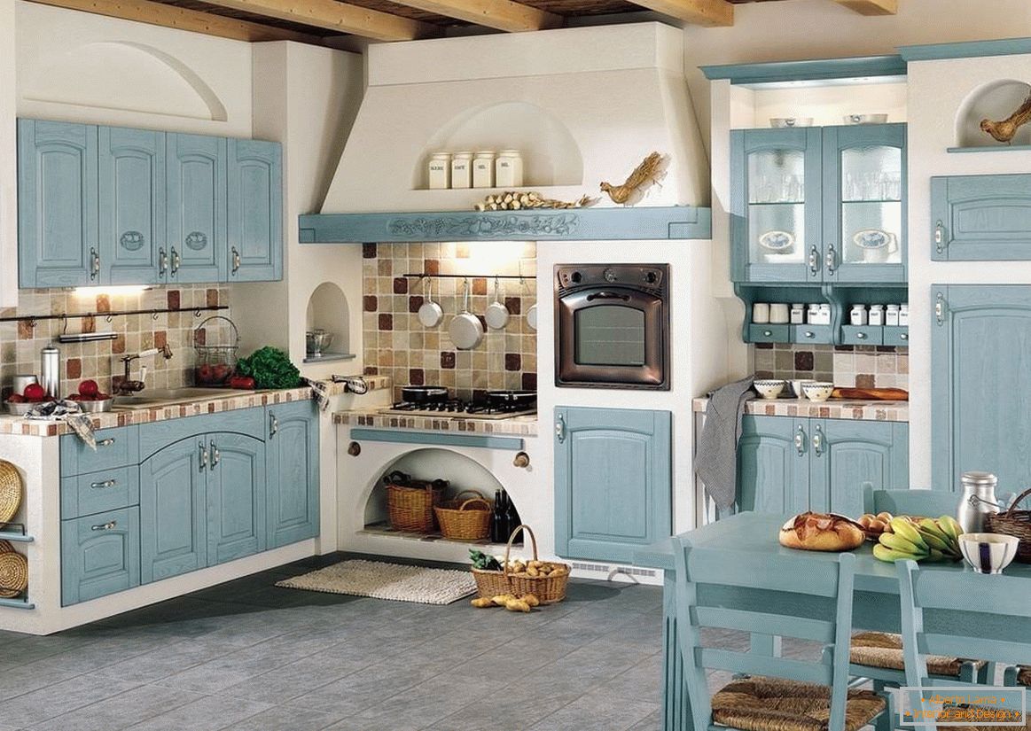 Blaue Fassaden in einer weißen Küche