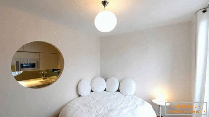 Die Leere in der Wand der ovalen Form macht eine kleine Wohnung zu einem Luxusstudio.