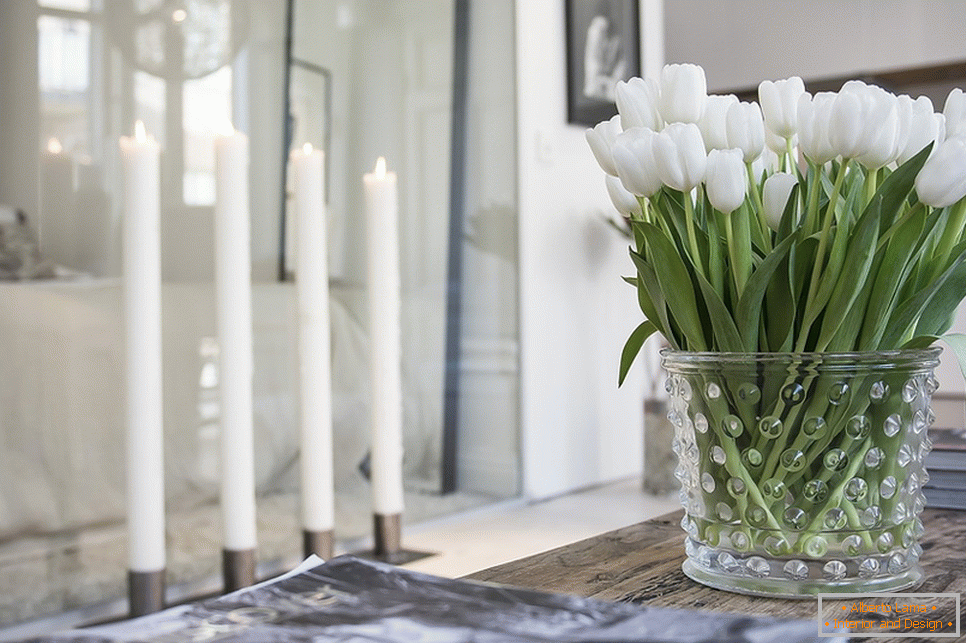 Vase mit Tulpen im Innenraum