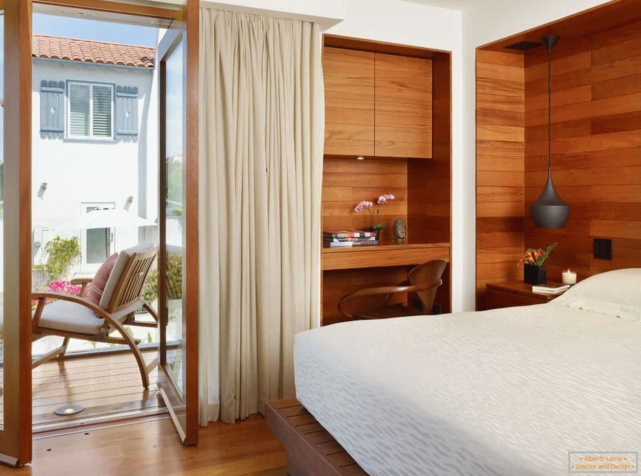 Kleines Schlafzimmer mit einem Holzwand-Finish