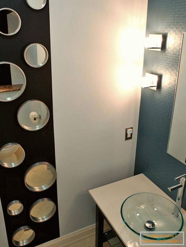 Kleines Badezimmer mit Spiegeln