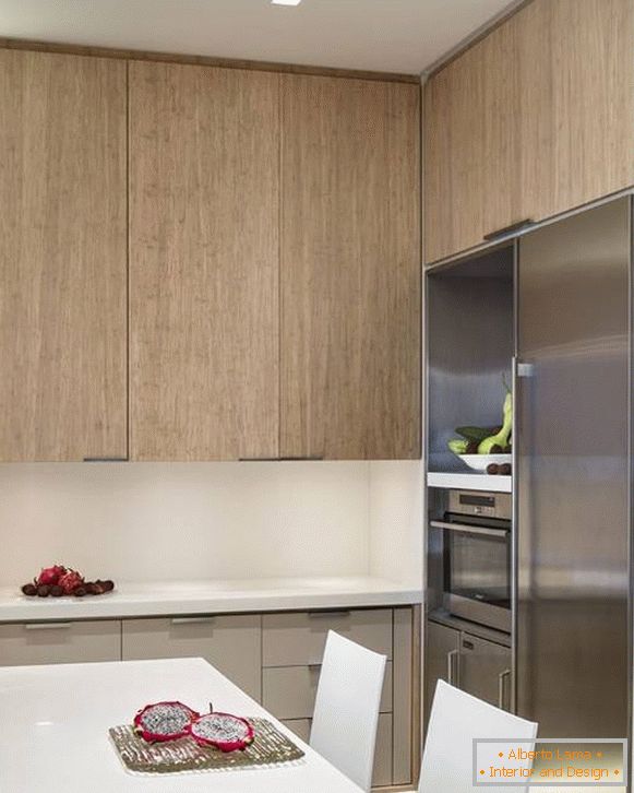 Schöner Innenraum einer kleinen Küche - Foto mit einem Kühlschrank