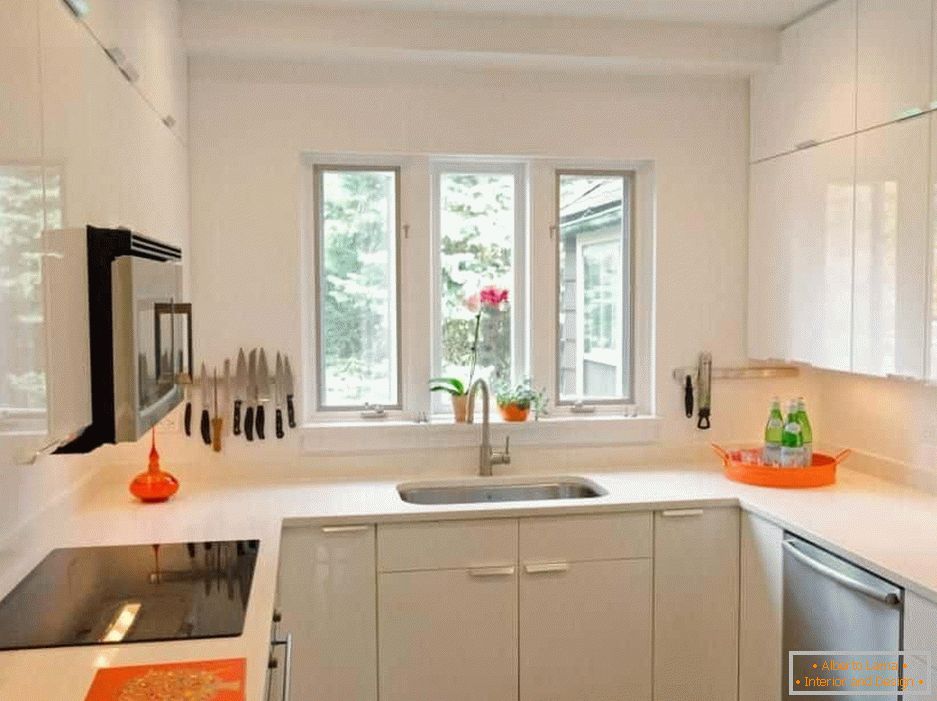 Glänzende Fassaden der Küche erweitern den Raum