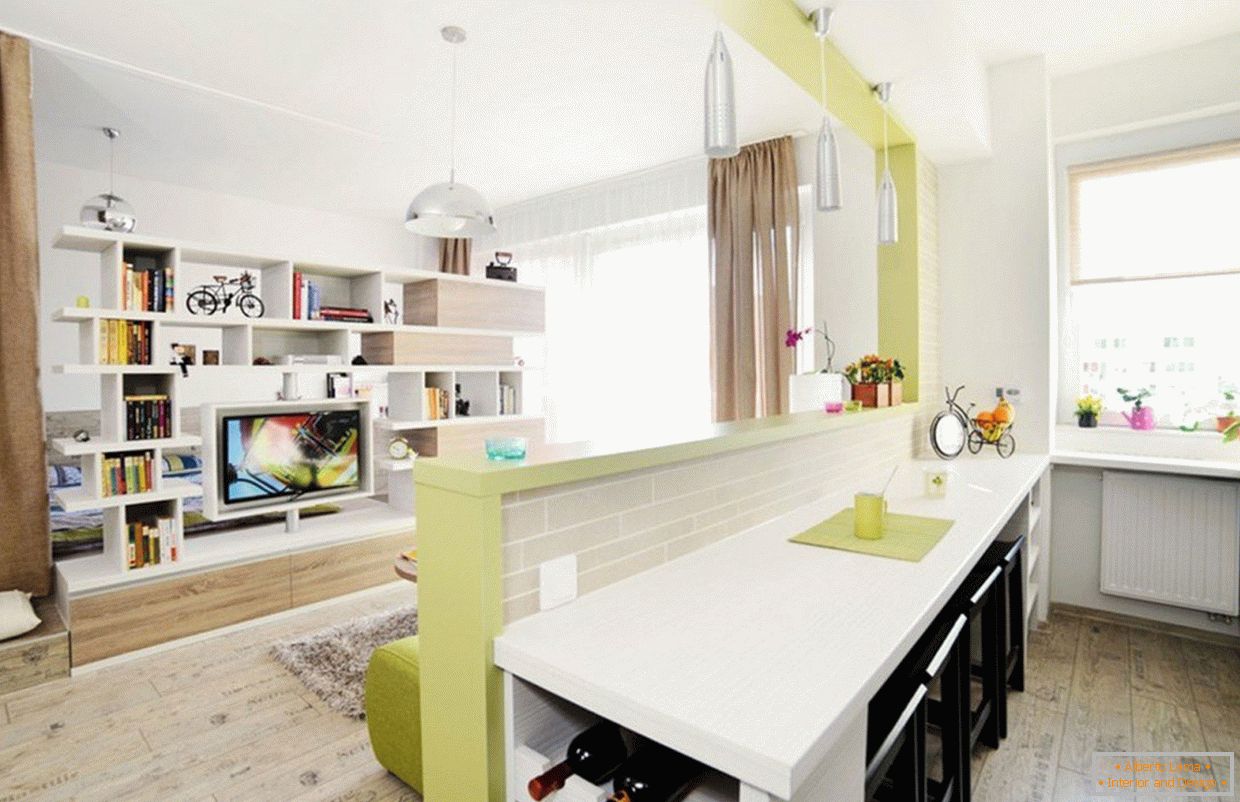 Trennung der Küche vom Wohnzimmer mit einer dekorativen Trennwand