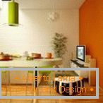 Orange Wand in der modernen Küche