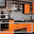 Stilvolle Küche in schwarz und orange