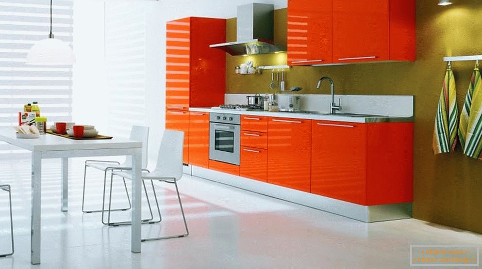 Weißer Boden und orange Möbel in der Küche