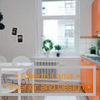 Weiß mit Orange in der Küche