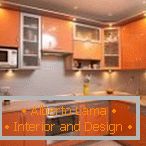 LED-Hintergrundbeleuchtung in der orange Küche