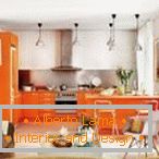 Wohnküche in Orangetönen