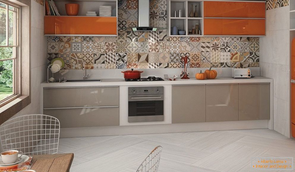 Grau-orange Möbel in einem hellen Kücheninnenraum