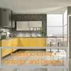 Strenge Designküche mit gelben Möbeln