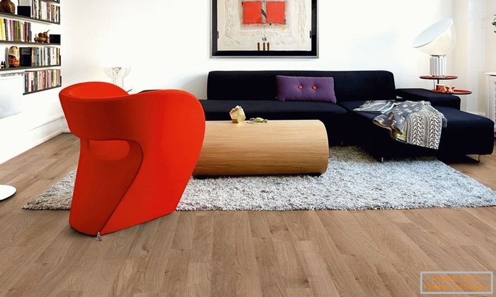Roter Sessel in hellem Interieur