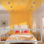 Weißes Schlafzimmer mit orange Streifen