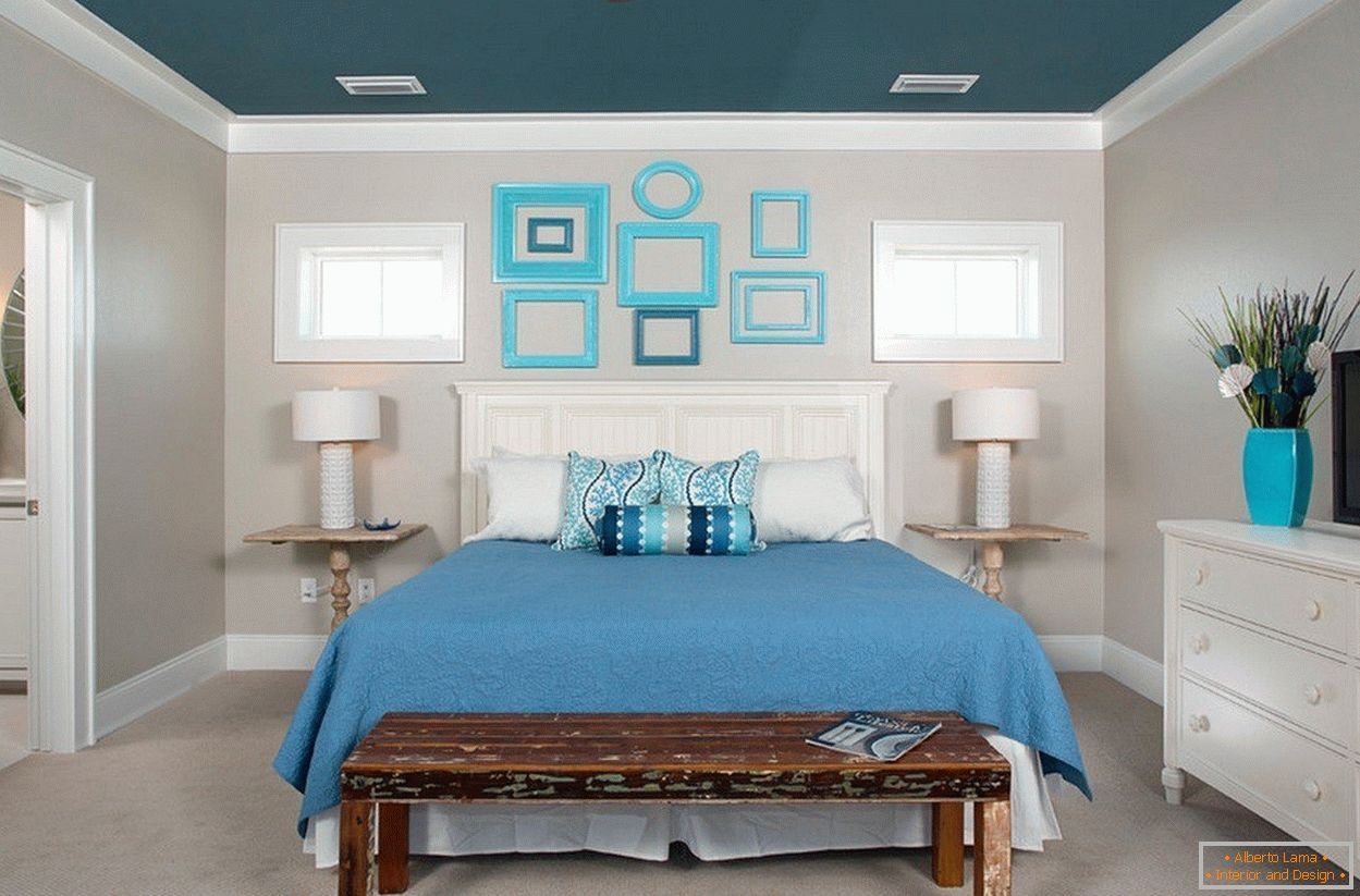 Weißer und blauer Schlafzimmerinnenraum