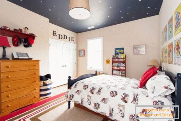 Dunkle Decke mit Sternen im Kinderzimmer