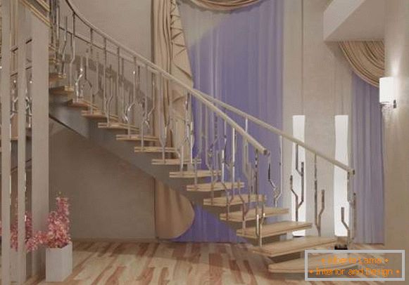 Die Idee eines Hallendesigns mit einer Treppe im Inneren eines Privathauses
