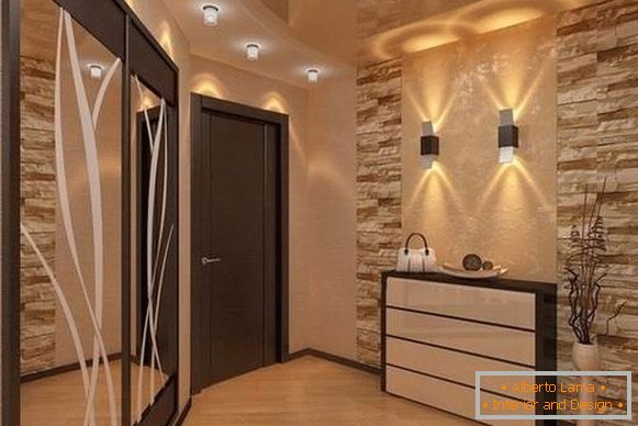 Schickes Design einer kleinen Halle in einem privaten Haus im Stil des Luxus