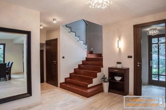 Design des Flurs in einem privaten Haus mit großen Spiegeln und Treppen