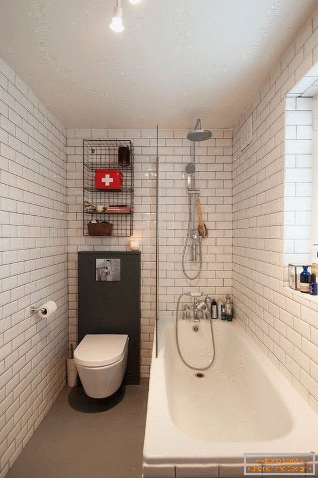 Die Toilette ist mit einem Bad kombiniert