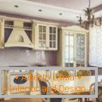 Kücheninnenraum mit schönen Möbeln