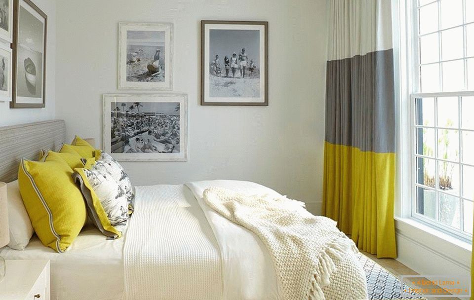 Vorhänge auf der Innenseite des Schlafzimmers in weiß grau und Senf Farbkombination