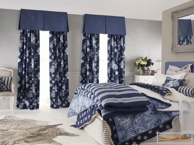 Die Kombination der Farbe von Vorhängen und Textilien im Schlafzimmer
