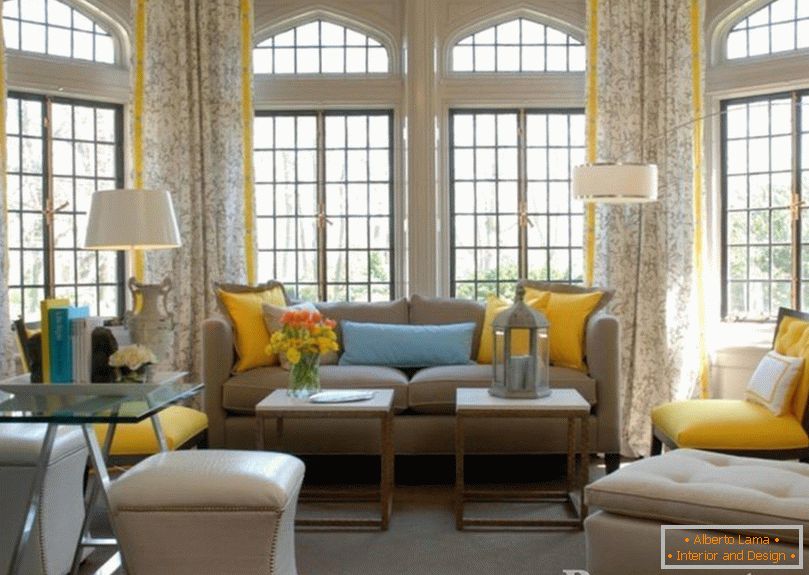 Gelbe Vorhänge im Wohnzimmer