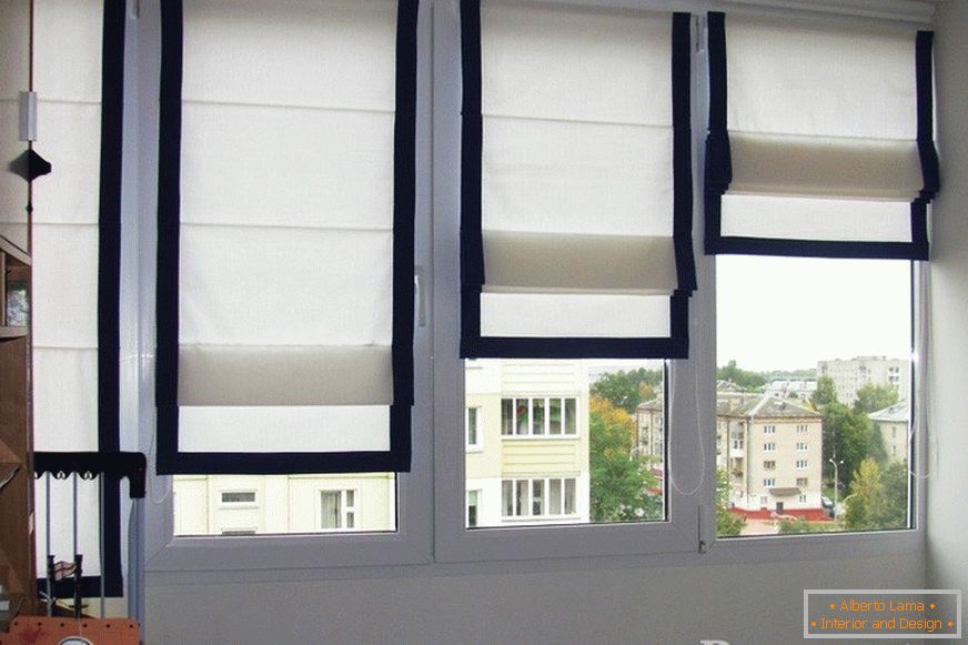 Weiße Vorhänge mit schwarzen Fransen an den Fenstern