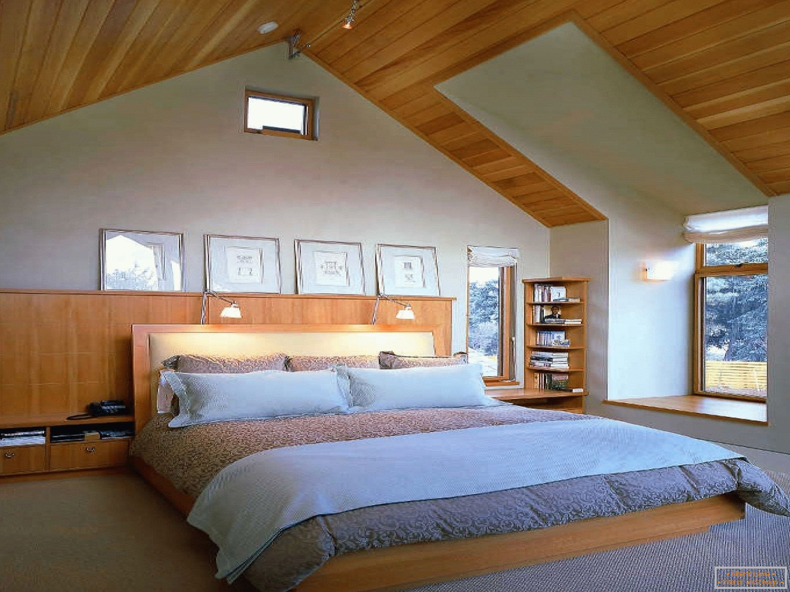 Schlafzimmer Design auf dem Dachboden с высокими стенами