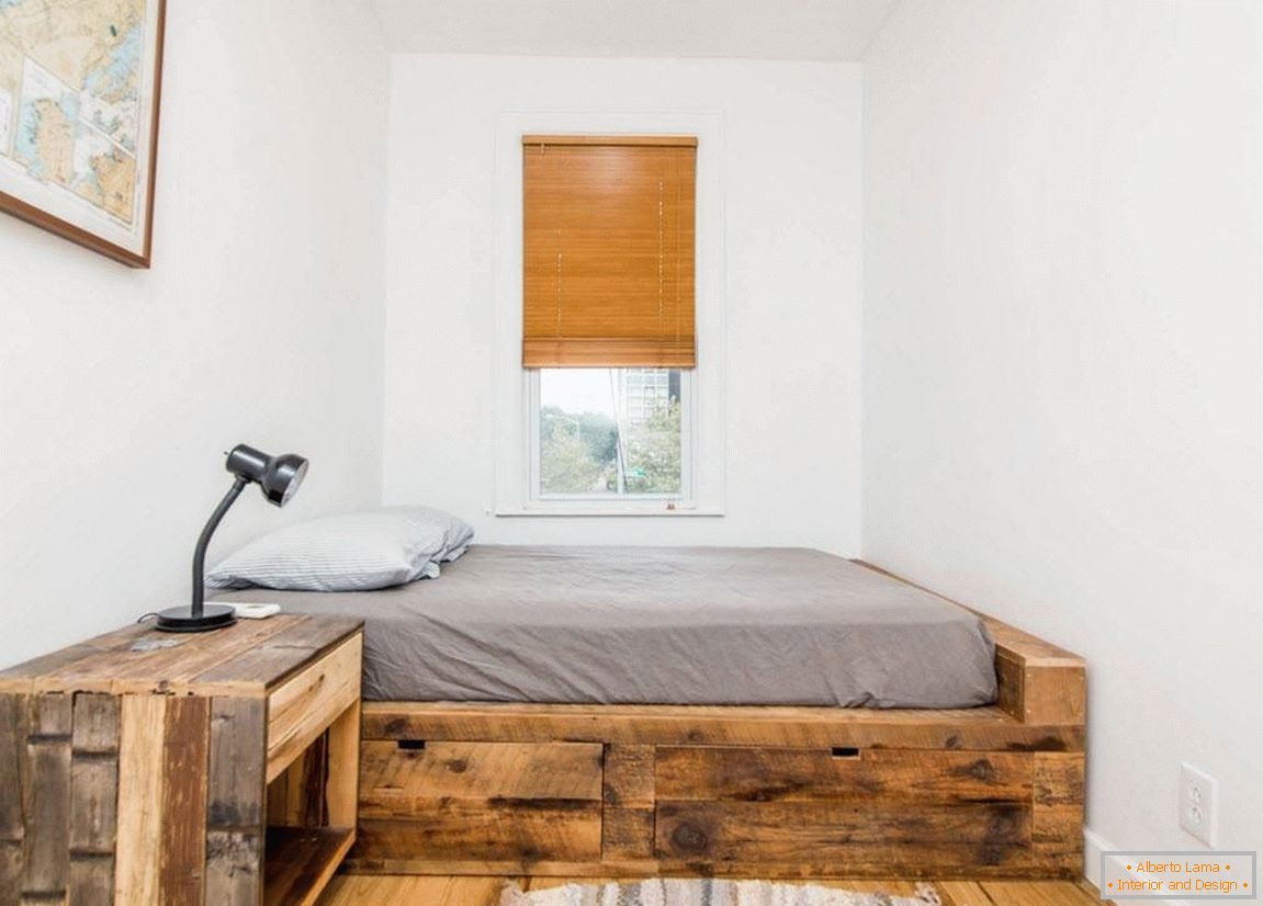 Bett und Nachttisch aus Naturholz