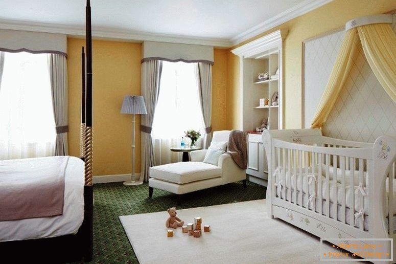 Ein geräumiges Schlafzimmer für Eltern mit einem Kind