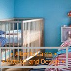 Die Einrichtung des Schlafzimmers mit einem Kinderbett in Blautönen