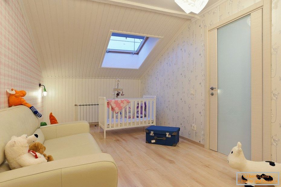 Schlafzimmer mit einem Kinderbett auf dem Dachboden