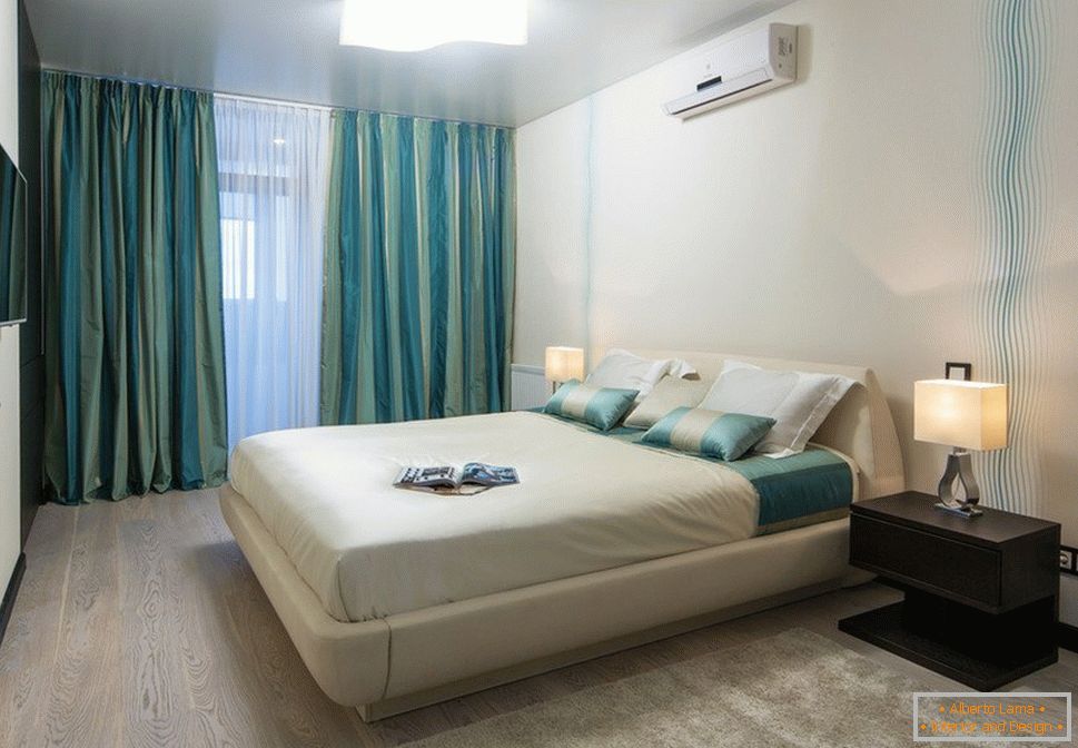 Schlafzimmerdesign in türkis-sandigen Tönen