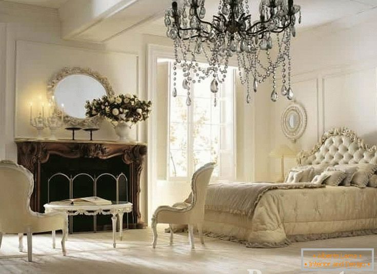 Weiß und Beige Schlafzimmer im klassischen Stil mit Kamin