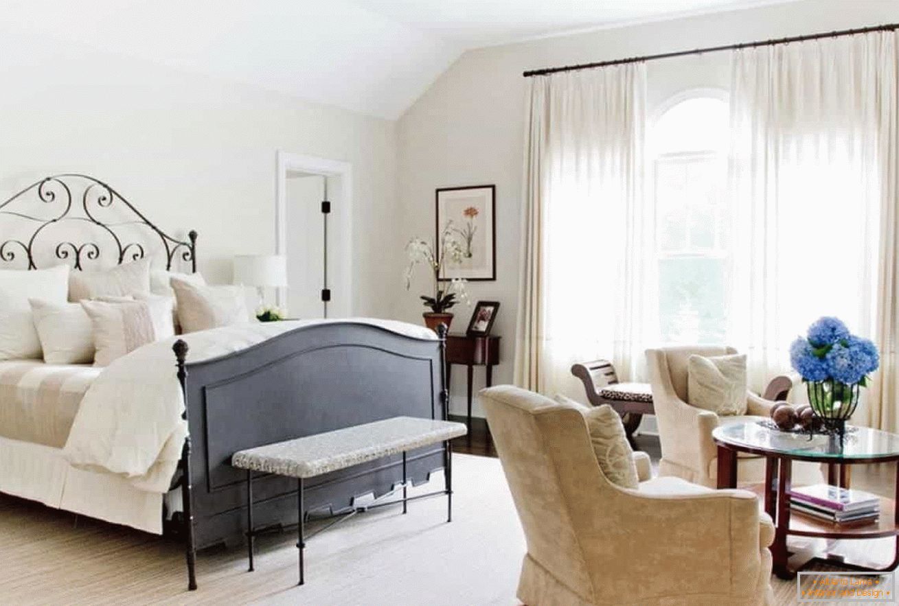 Erfolgreiche Möbelauswahl für ein geschmiedetes Bett im klassischen Stil