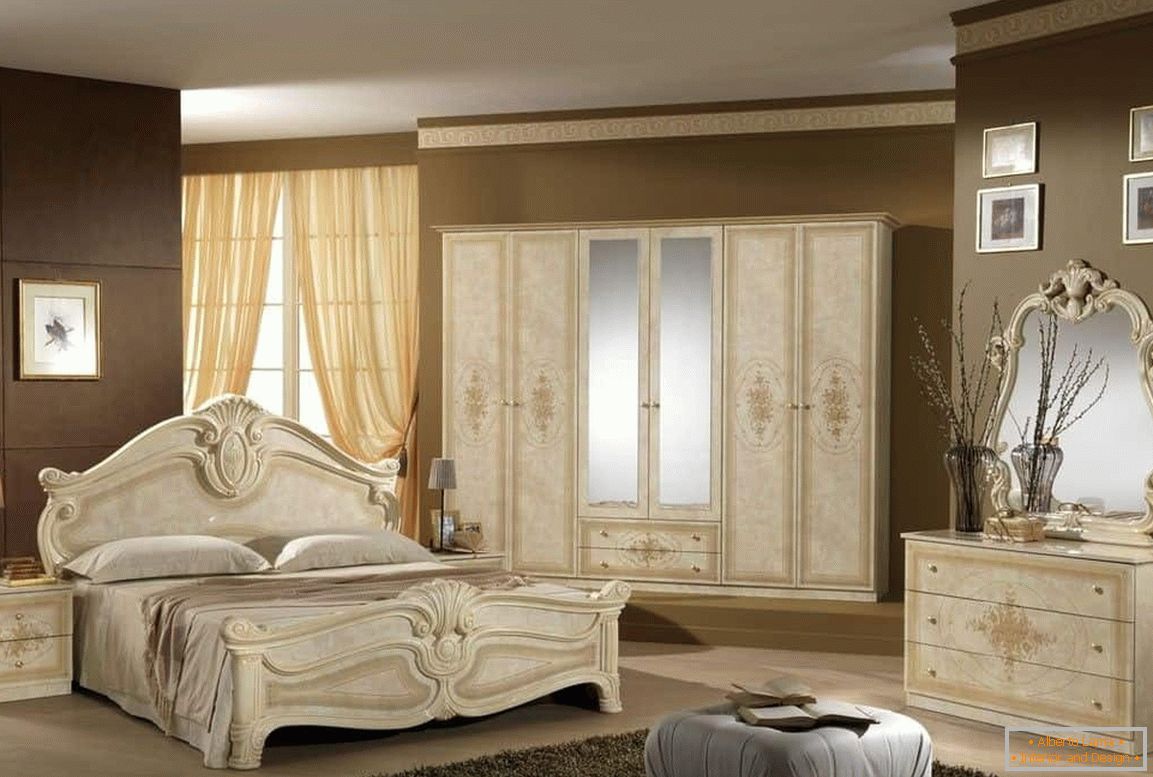 Klassisches Schlafzimmerdesign - beige Möbel und braune Wände