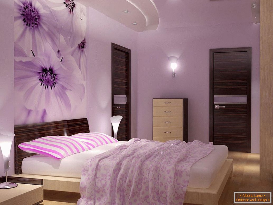 Helle Möbel im Schlafzimmer mit lila Wänden