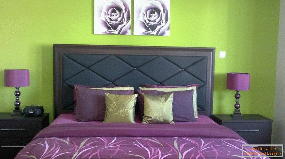 Hellgrüne Wände und lila Textilien im Schlafzimmer
