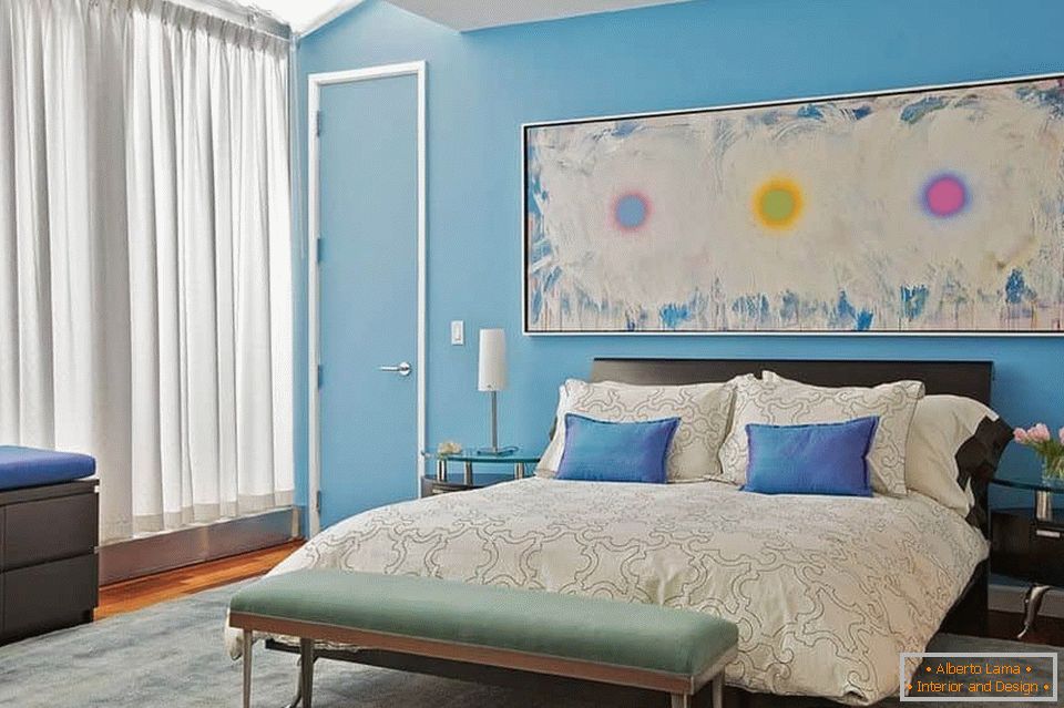 Helles Schlafzimmer с голубыми стенами
