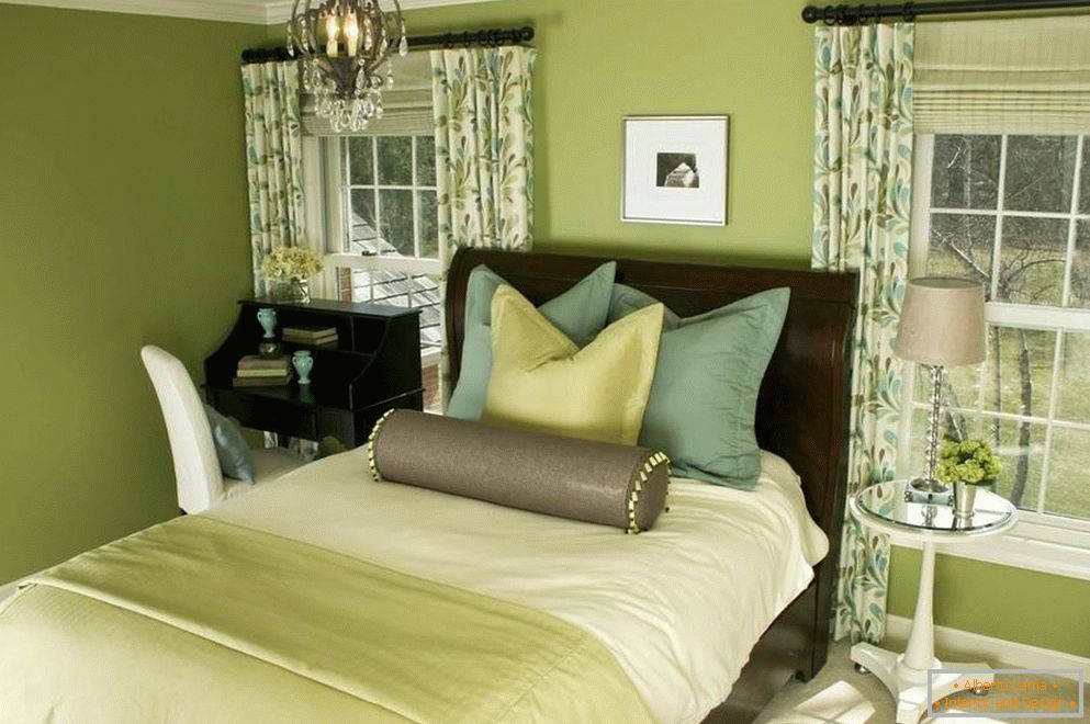 Schönes Schlafzimmer in Grüntönen