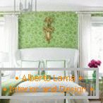 Stilvolles Schlafzimmer in grünen und weißen Farben