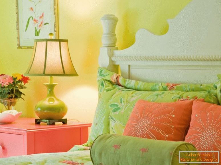 Die Kombination von Grün mit anderen Farben im Inneren des Schlafzimmers
