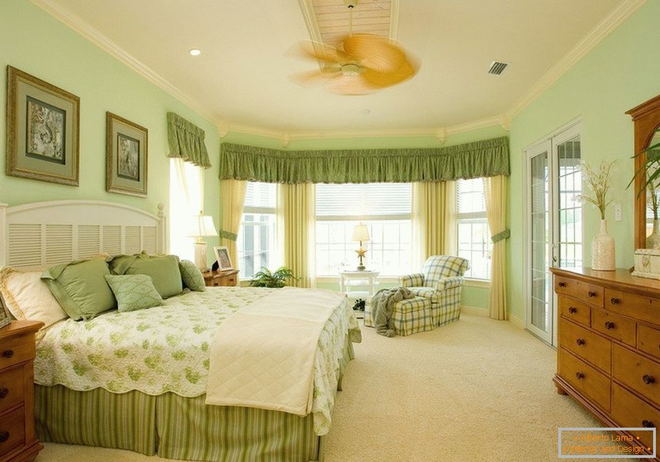 Innenraum eines geräumigen Schlafzimmers in den grünen Farben