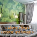 Schlafzimmer mit grüner Tapete