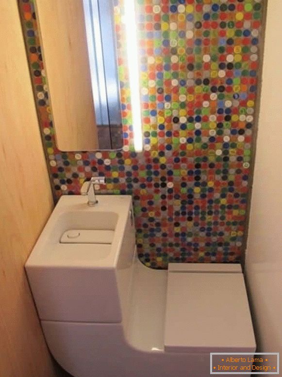 Eine kleine Toilette mit einer modernen Kombinationstoilette und hellem Mosaik