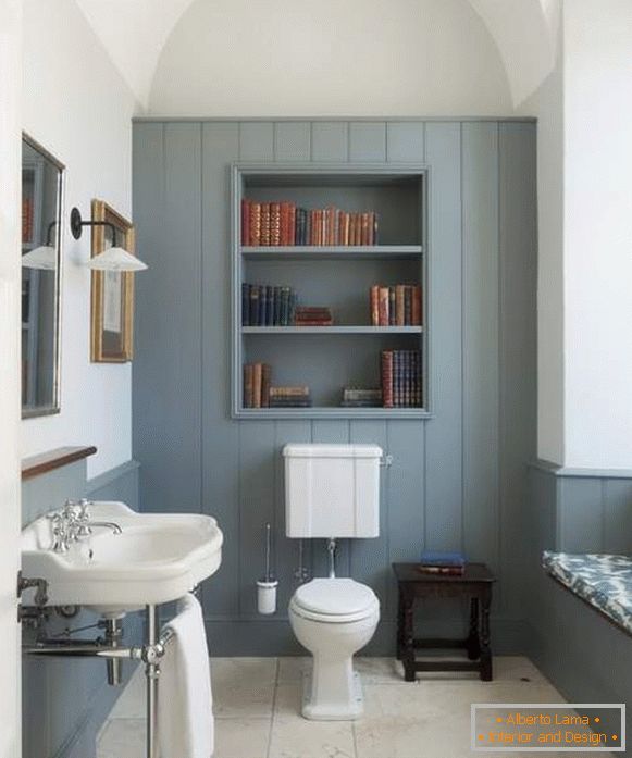 Schönes Toiletten-Design mit einem Schrank über der Toilette in einem privaten Haus