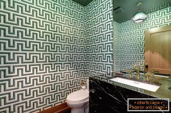Luxuriöser Toiletteninnenraum mit grüner Tapete und Marmor